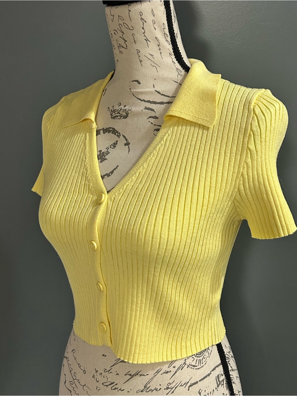 Yellow Ribbed Short-Sleeve Collared Button-Up Top - Picture 5 of 7